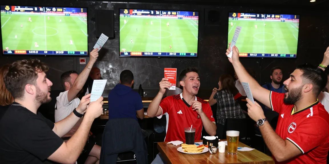 Exciting sports betting atmosphere at keobongdahomnay with fans, screens, and real-time scores.